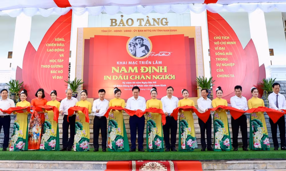 Đồng chí Nguyễn Trọng Nghĩa và các đại biểu tỉnh Nam Định thực hiện nghi thức cắt băng khai mạc triển lãm. Đồng chí Nguyễn Trọng Nghĩa và các đại biểu tỉnh Nam Định thực hiện nghi thức cắt băng khai mạc triển lãm.