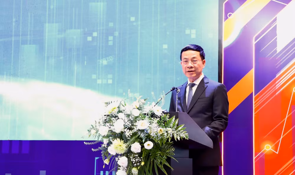 Đồng chí Nguyễn Mạnh Hùng, Ủy viên Trung ương Đảng, Bộ trưởng Thông tin và Truyền thông phát biểu khai mạc diễn đàn.