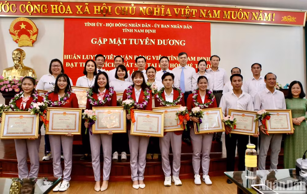 Lãnh đạo tỉnh và lãnh đạo ngành văn hóa, thể thao và du lịch tỉnh Nam Định trao tặng Bằng khen cho các huấn luyện viên, vận động viên xuất sắc tại SEA Games 32.