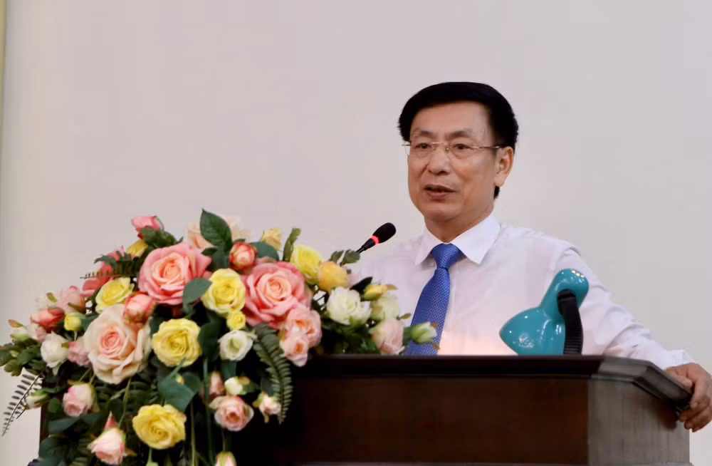 Đồng chí Phạm Đình Nghị, Chủ tịch Ủy ban nhân dân tỉnh Nam Định phát biểu ý kiến tại lễ gặp mặt tuyên dương.