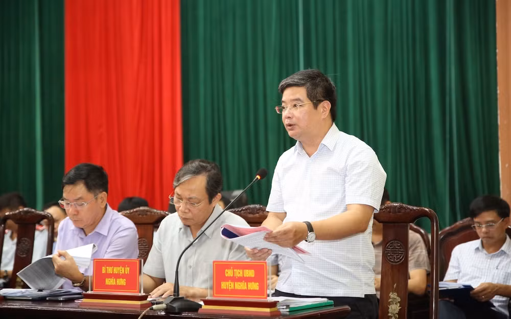 Chủ tịch Ủy ban nhân dân huyện Nghĩa Hưng Hoàng Trọng Nghĩa trả lời kiến nghị của người dân khu vực Cồn Xanh.