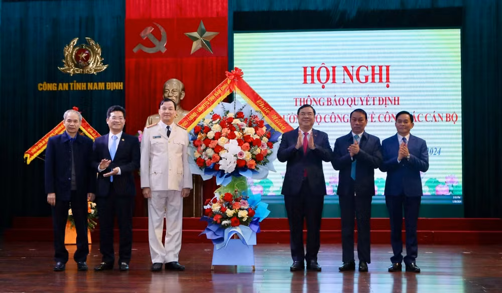 Lãnh đạo tỉnh Nam Định tặng hoa chúc mừng Đại tá Trần Minh Tiến nhận nhiệm vụ mới. Lãnh đạo tỉnh Nam Định tặng hoa chúc mừng Đại tá Trần Minh Tiến nhận nhiệm vụ mới.