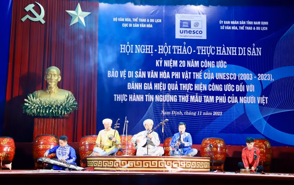 Các nghệ nhân trình diễn hát chầu văn tại hội nghị.