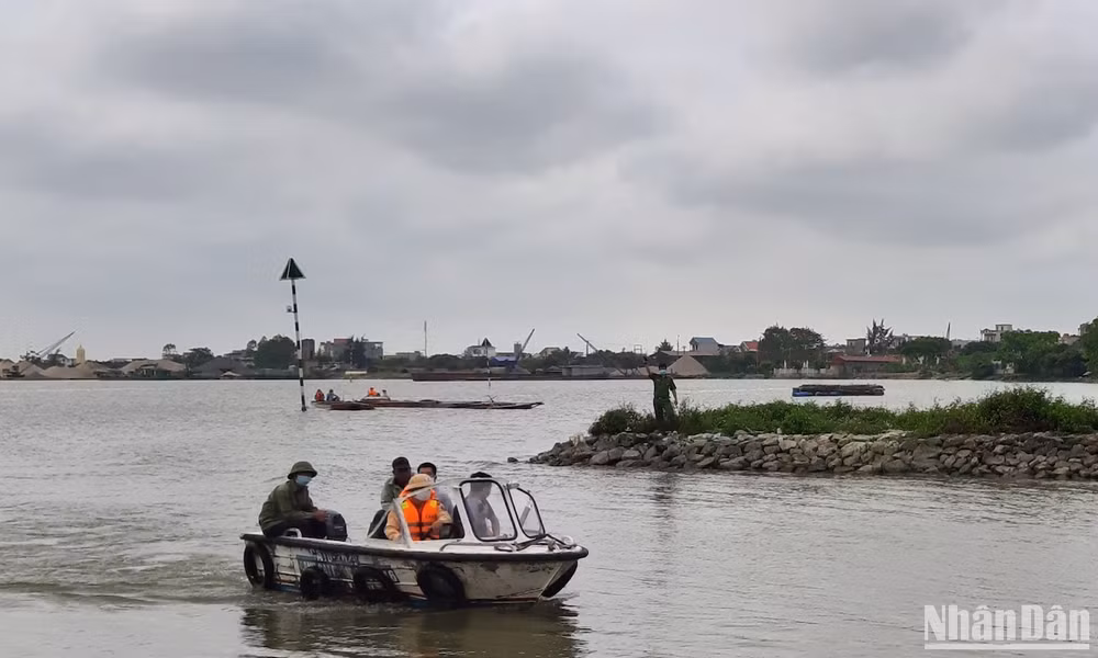 Ca-nô của lực lượng chức năng tuần tra trên sông Ninh Cơ, đoạn qua huyện Xuân Trường (Nam Định).