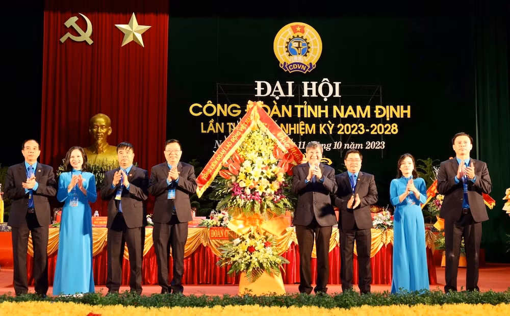 Đại diện Tổng Liên đoàn Lao động Việt Nam tặng lẵng hoa tươi thắm chúc mừng Đại hội. Đại diện Tổng Liên đoàn Lao động Việt Nam tặng lẵng hoa tươi thắm chúc mừng Đại hội.