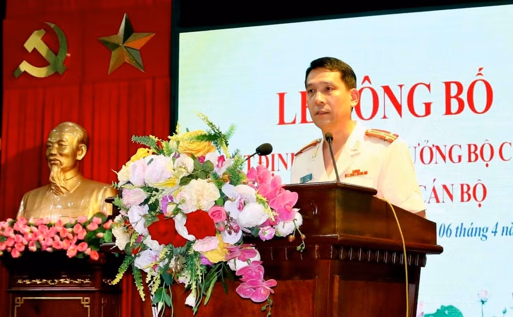 Thượng tá Phan Văn Lý phát biểu ý kiến nhận nhiệm vụ mới.