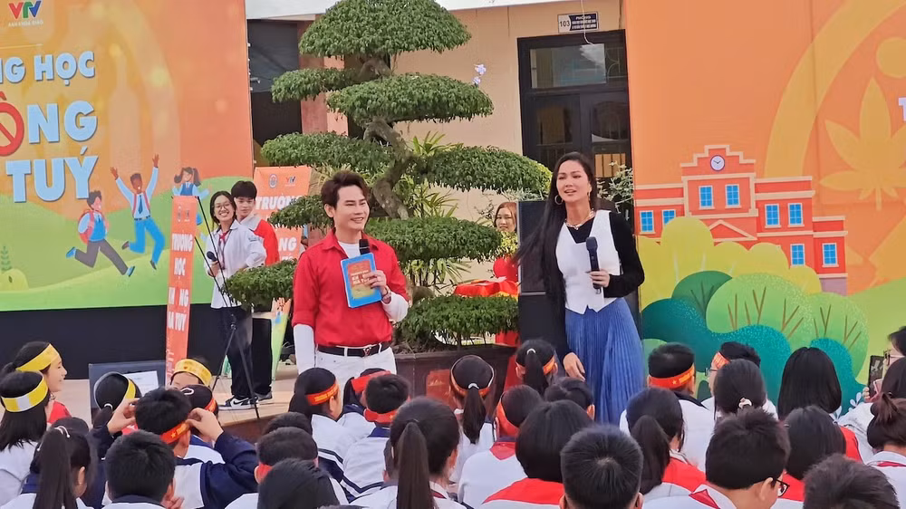 Các em học sinh sôi nổi giao lưu cùng Hoa hậu H'Hen Niê.
