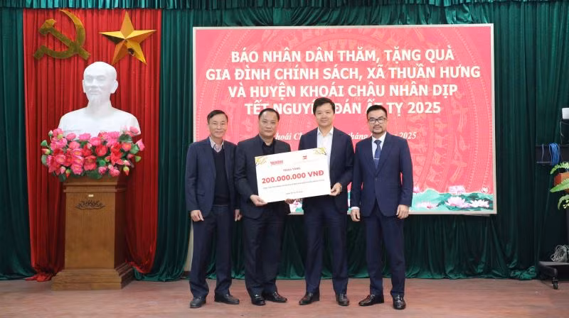 Báo Nhân Dân và Công ty cổ phần Văn hóa Đọc và Học Việt Nam-Sàn Văn hóa Học và Đọc Việt Nam (Hocdoc.vn) đã trao 200 triệu đồng cho lãnh đạo huyện ủy Khoái Châu để trao quà Tết cho các gia đình chính sách trên địa bàn huyện Khoái Châu.