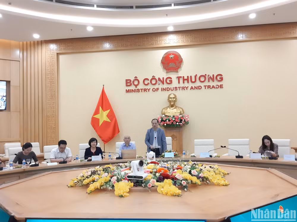 Lãnh đạo Cục Xuất nhập khẩu (Bộ Công thương) phát biểu tại cuộc họp.