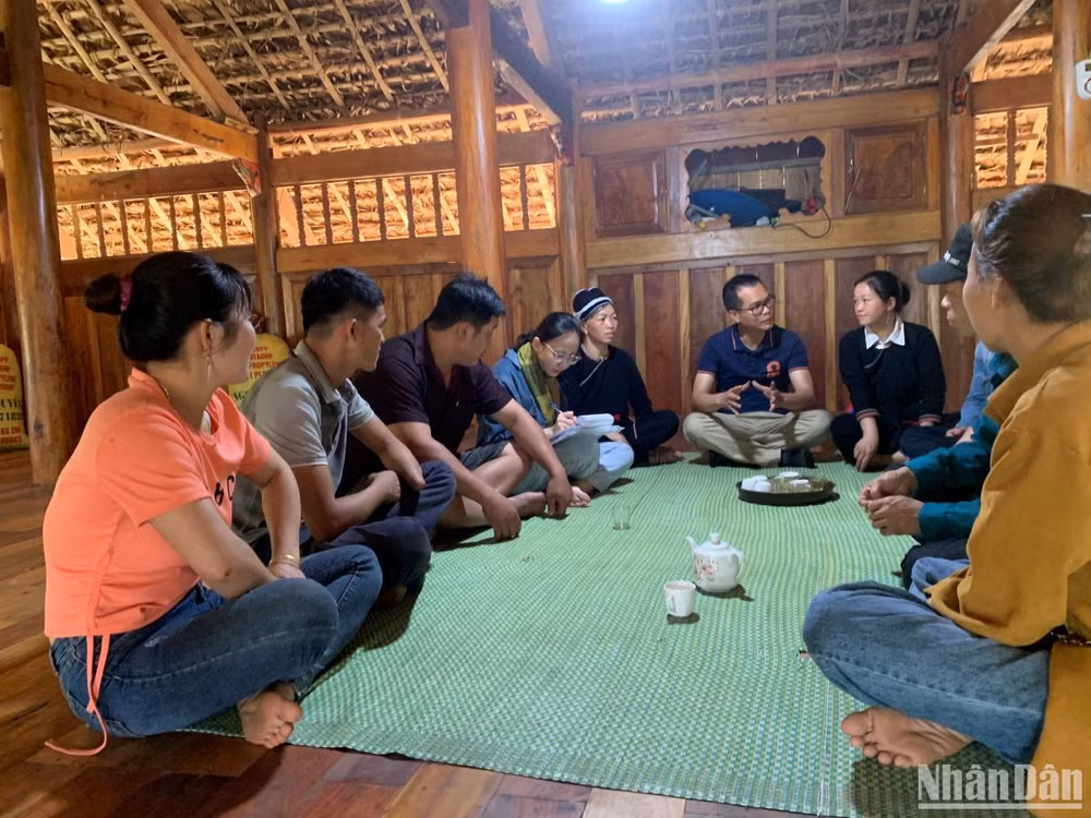 Đại diện Dự án phát triển tổ chức CARE quốc tế tại Việt Nam làm việc với nhóm sinh kế ở xã Tiên Yên, huyện Quang Bình, tỉnh Hà Giang.