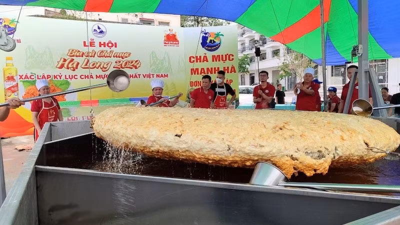 Chiếc chả mực xác lập kỷ lục Việt Nam nặng 210kg, tương đương 4.000 chiếc chả mực bình thường.