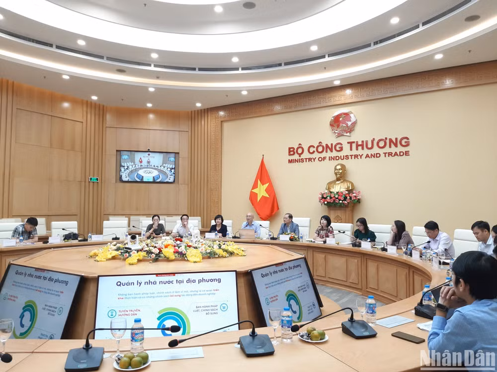 Toàn cảnh cuộc họp trực tiếp và trực tuyến của Bộ Công thương với Sở Công thương các tỉnh, thành phố về công tác quản lý Nhà nước đối với lĩnh vực logistics diễn ra ngày 5/4.