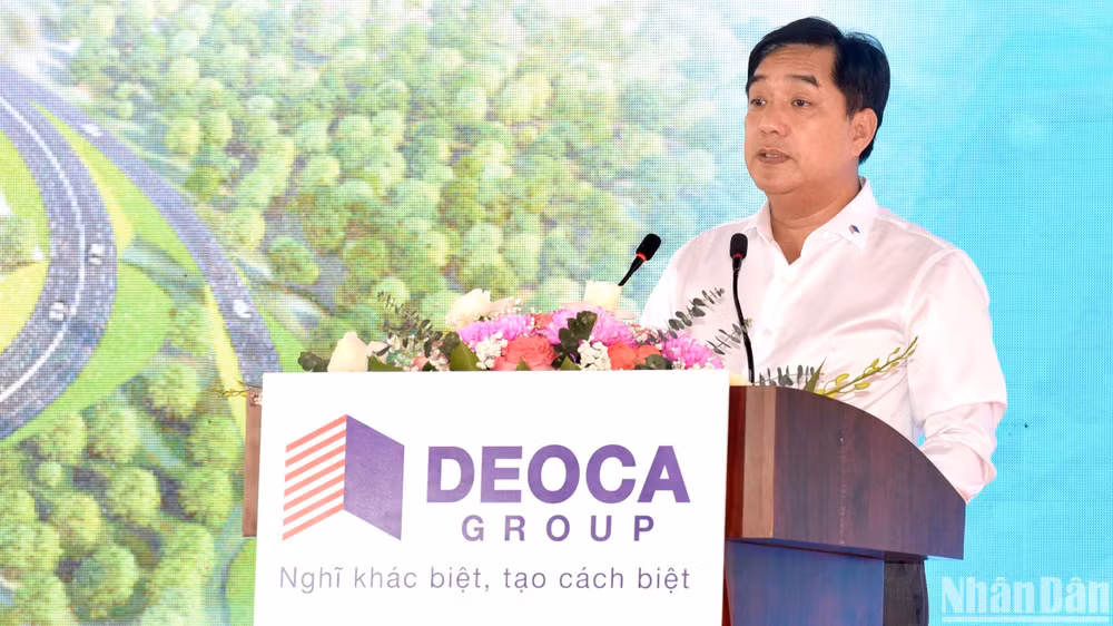 Chủ tịch Hội đồng quản trị Tập đoàn Đèo Cả Hồ Minh Hoàng phát biểu ý kiến tại lễ khởi công.