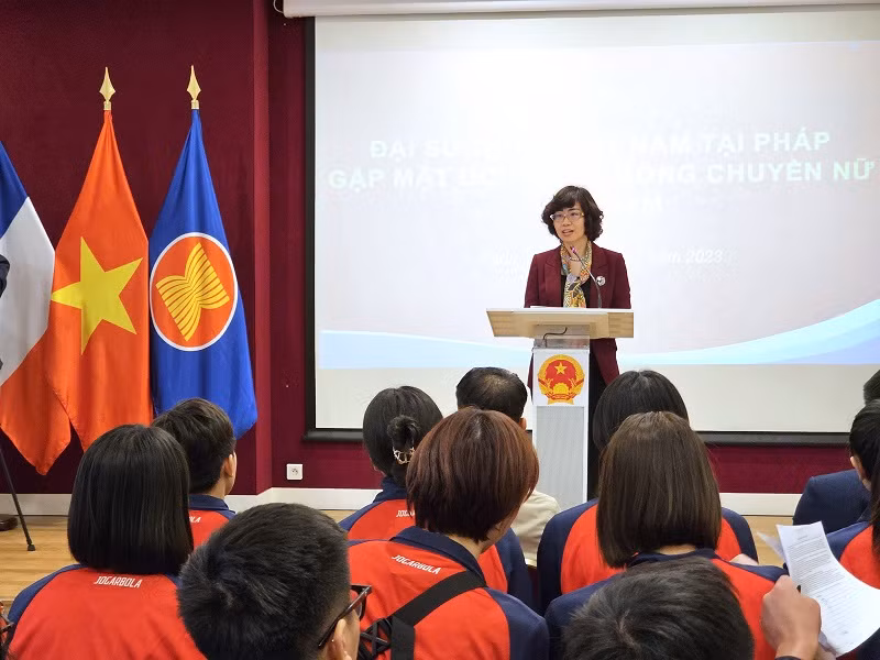 Đại sứ Lê Thị Hồng Vân chia sẻ: "Bà con, cộng đồng người Việt, Đại sứ quán, Phái đoàn UNESCO, các cơ quan đại diện Việt Nam tại Pháp sẽ luôn là những cổ động viên cuồng nhiệt nhất trong những ngày tới". (Ảnh: MINH DUY) Đại sứ Lê Thị Hồng Vân chia sẻ: "Bà con, cộng đồng người Việt, Đại sứ quán, Phái đoàn UNESCO, các cơ quan đại diện Việt Nam tại Pháp sẽ luôn là những cổ động viên cuồng nhiệt nhất trong những ngày tới". (Ảnh: MINH DUY)