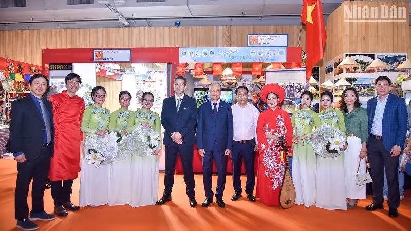 Ông Steven Abajoli, Giám đốc Foire de Paris, chúc mừng sự hiện diện đầy ấn tượng của Việt Nam tại hội chợ năm nay. (Ảnh: MINH DUY - KHẢI HOÀN)
