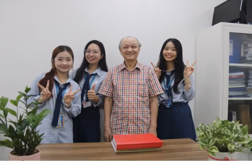 PGS,TS Lê Thanh Bình và sinh viên Khoa Truyền thông và Văn hóa đối ngoại, Học viện Ngoại giao.