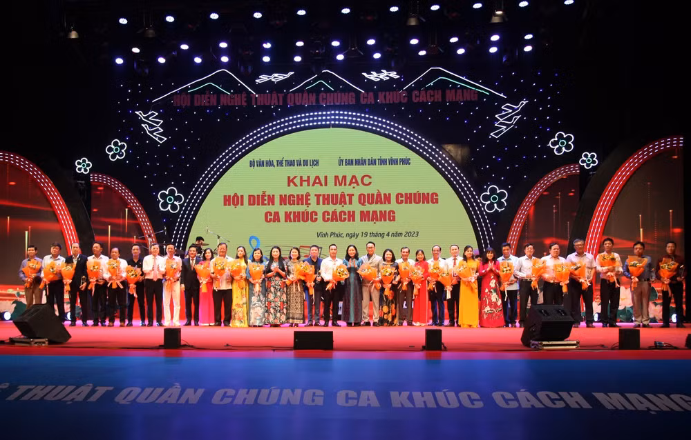 Lãnh đạo Bộ Văn hóa, Thể thao và Du lịch và tỉnh Vĩnh Phúc tặng hoa chúc mừng các đoàn nghệ thuật.