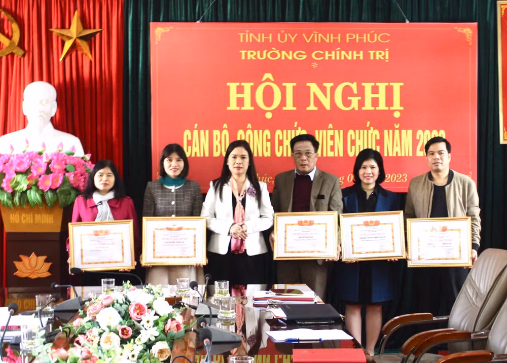 Hiệu trưởng Trường Chính trị tỉnh Vĩnh Phúc tặng bằng khen cho các tập thể xuất sắc năm 2022.