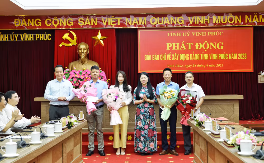 Thường trực Tỉnh ủy Vĩnh Phúc tặng hoa các nhà báo có tác phẩm đạt giải báo chí Búa liềm vàng lần thứ 7.