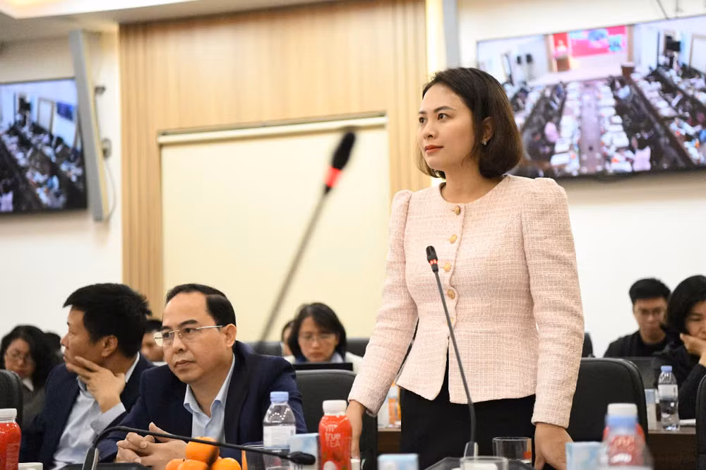Cô giáo Hoàng Minh Hằng - Phó Trưởng phòng Giáo dục và Đào tạo quận Hoàn Kiếm chia sẻ tại hội thảo. Ảnh: BÙI GIANG-KHẮC ANH Cô giáo Hoàng Minh Hằng - Phó Trưởng phòng Giáo dục và Đào tạo quận Hoàn Kiếm chia sẻ tại hội thảo. Ảnh: BÙI GIANG-KHẮC ANH