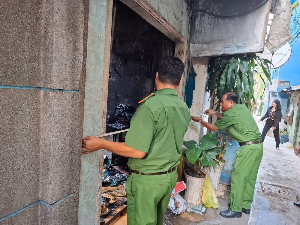 Lực lượng Công an vào khám nghiệm hiện trường.