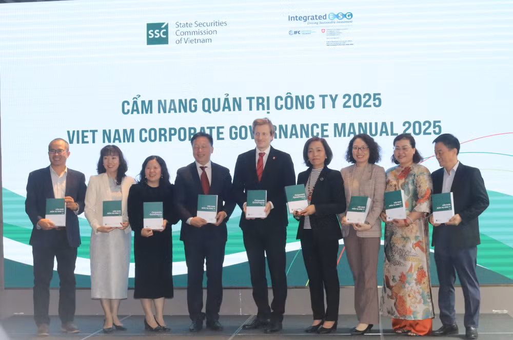 Lễ ra mắt Cẩm nang Quản trị công ty 2025 tại Hà Nội. Ảnh: Văn Giáp