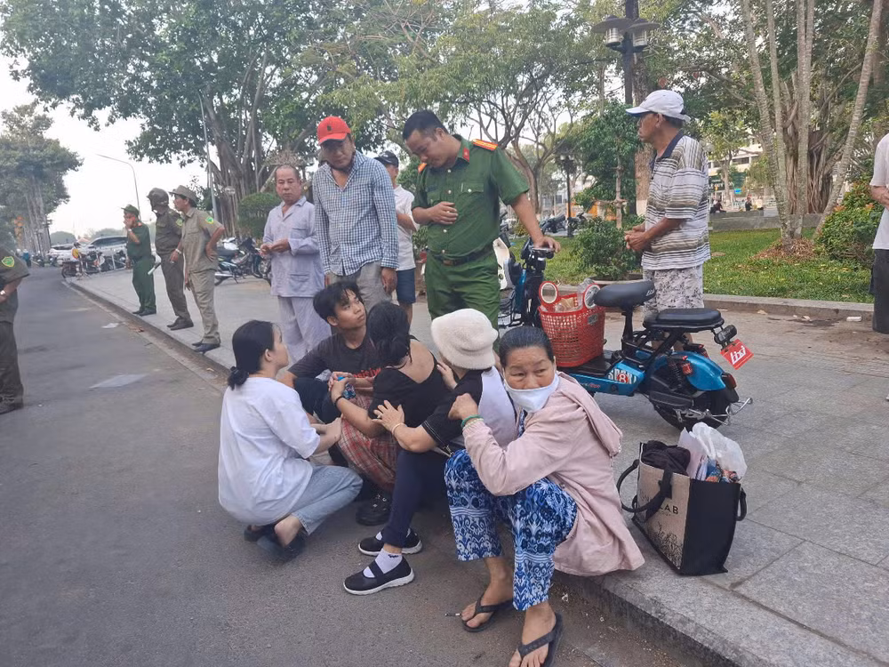 Công an trao đổi với người nhà về vụ cháy. Công an trao đổi với người nhà về vụ cháy.