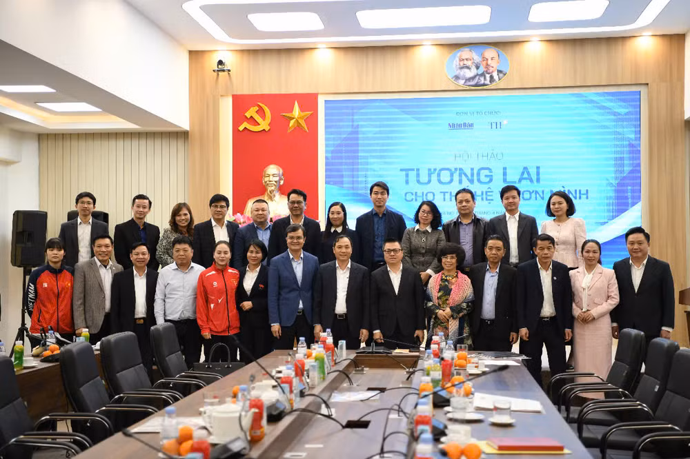 Các đại biểu dự tọa đàm chụp ảnh lưu niệm. Các đại biểu dự tọa đàm chụp ảnh lưu niệm.