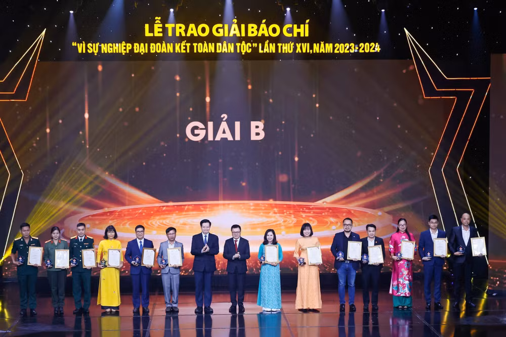 Các đồng chí Ủy viên Trung ương Đảng: Mai Văn Chính, Trưởng Ban Dân vận Trung ương; Lê Quốc Minh, Tổng Biên tập Báo Nhân Dân, Phó Trưởng Ban Tuyên giáo Trung ương, Chủ tịch Hội Nhà báo Việt Nam trao giải B cho các tác giả/nhóm tác giả đạt giải. (Ảnh: THẾ ĐẠI)