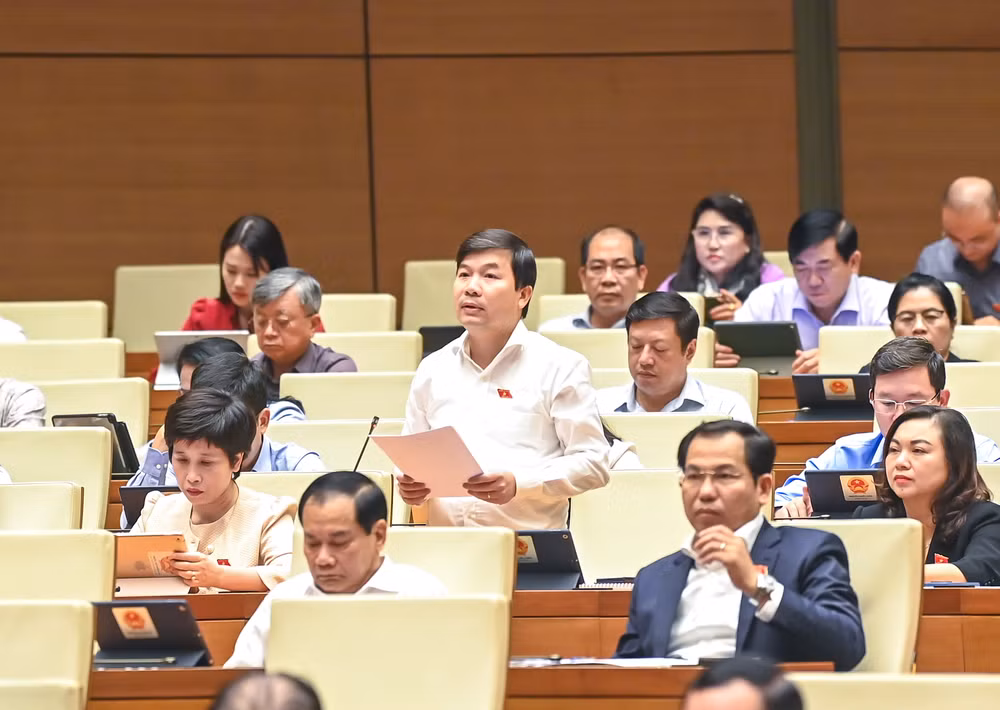 Đại biểu Hoàng Đức Chính cho rằng, việc đưa quy định phát triển điện hạt nhân vào dự thảo Luật Điện lực (sửa đổi) là bước tiến quan trọng trong định hướng phát triển năng lượng quốc gia. (Ảnh: DUY LINH) Đại biểu Hoàng Đức Chính cho rằng, việc đưa quy định phát triển điện hạt nhân vào dự thảo Luật Điện lực (sửa đổi) là bước tiến quan trọng trong định hướng phát triển năng lượng quốc gia. (Ảnh: DUY LINH)