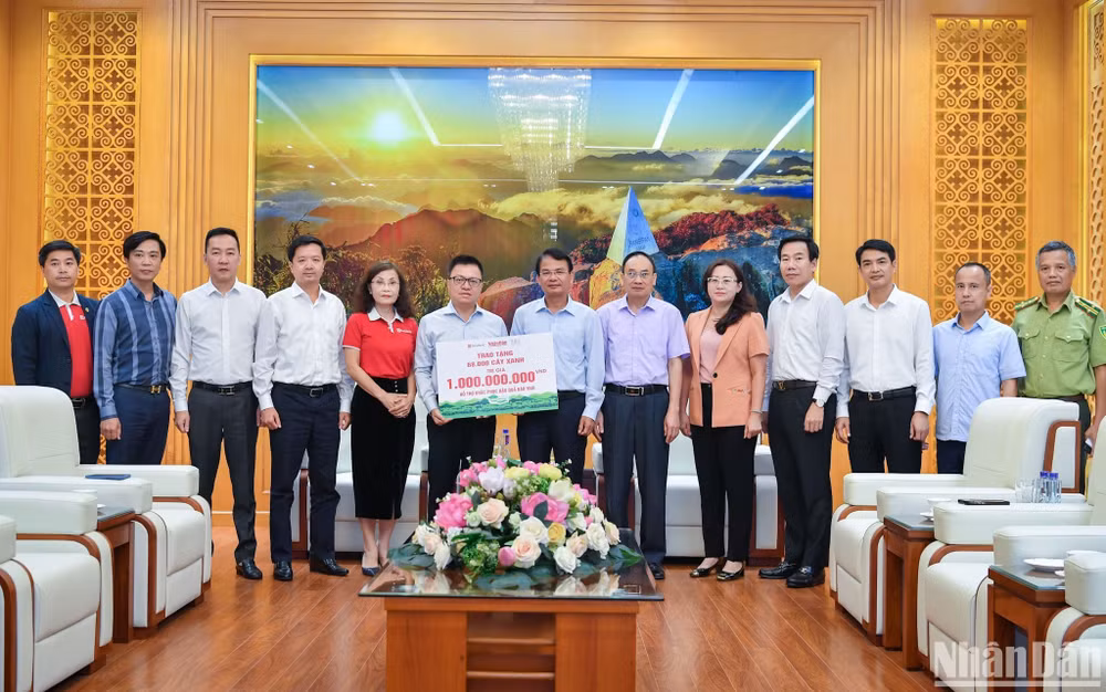 Sáng 19/11, đoàn công tác Báo Nhân Dân do đồng chí Lê Quốc Minh, Ủy viên Trung ương Đảng, Tổng Biên tập Báo Nhân Dân, Phó Trưởng Ban Tuyên giáo Trung ương, Chủ tịch Hội Nhà báo Việt Nam dẫn đầu đã trao tặng tỉnh Lào Cai 68.000 cây xanh nhằm khắc phục hậu quả bão Yagi. 