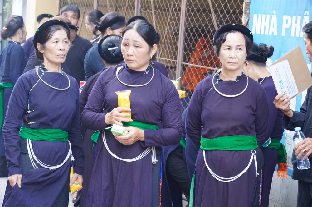 Dù đường xa, nhưng tất cả đoàn đều muốn dâng nén hương thành kính tới Tổng Bí thư Nguyễn Phú Trọng.