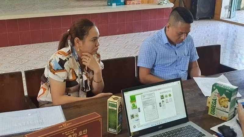 Hai đối tượng tại Hải Dương bán thực phẩm chức năng không có giấy chứng nhận đăng ký kinh doanh. (Ảnh: Báo Nhân Dân) Hai đối tượng tại Hải Dương bán thực phẩm chức năng không có giấy chứng nhận đăng ký kinh doanh. (Ảnh: Báo Nhân Dân)