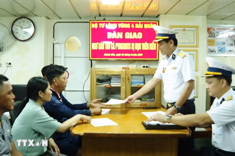 Đại diện Vùng 4 Hải quân bàn giao biên bản ngư dân Phú Yên cho ngư dân và địa phương. (Ảnh: TTXVN phát)