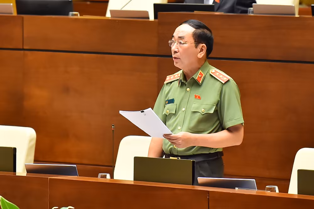 Thượng tướng Trần Quốc Tỏ, Thứ trưởng Công an điều hành hoạt động của Bộ Công an đã báo cáo tiếp thu, giải trình về một số nội dung còn có ý kiến khác nhau có liên quan đến Dự thảo Luật sửa đổi, bổ sung một số điều của Luật Cảnh vệ. (Ảnh: THỦY NGUYÊN)