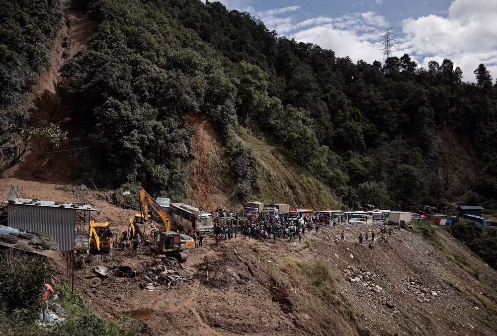 Lực lượng cứu hộ Nepal tìm kiếm các nạn nhân trong vụ 3 chiếc xe bus bị vùi lấp tại Thủ đô Kathmandu. (Ảnh: Reuters)
