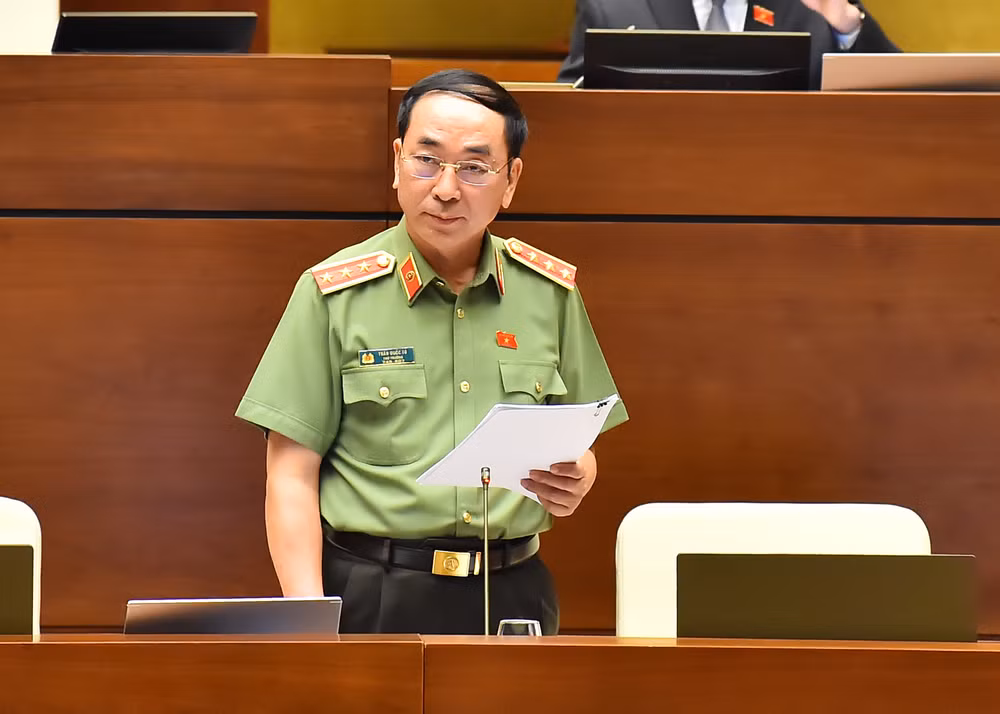 Thượng tướng Trần Quốc Tỏ, Thứ trưởng điều hành Bộ Công an đã báo cáo tiếp thu, giải trình về một số nội dung còn có ý kiến khác nhau có liên quan đến dự thảo Luật Quản lý, sử dụng vũ khí, vật liệu nổ và công cụ hỗ trợ (sửa đổi) tại phiên họp sáng 3/6. (Ảnh: THỦY NGUYÊN)