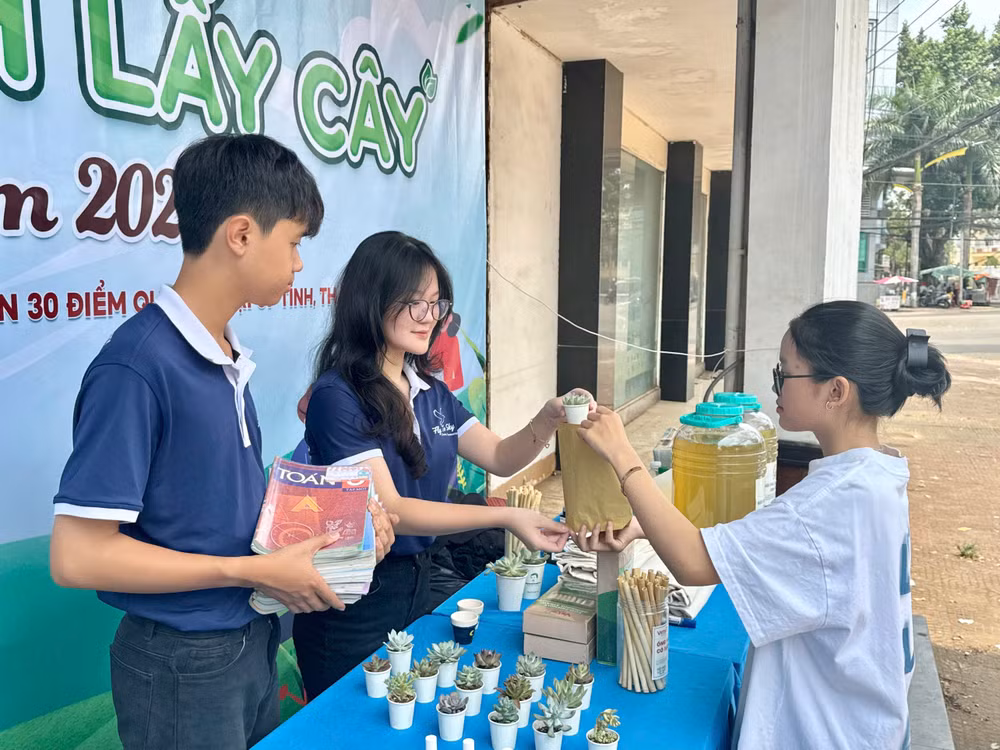 Đặc biệt mô hình “Đổi sách lấy cây” đã lan tỏa sâu rộng, mỗi năm thu về từ 10-20 tấn giấy, sách các loại, ‘chuyền tay’ hơn từ 500-700 bộ sách giáo khoa và hơn 5.000-10.000 cuốn sách cùng với nhiều tủ sách, thư viện cộng đồng được trao tặng đến các trường học vùng cao, vùng sâu vùng xa, biên giới, vùng đồng bào dân tộc thiểu số, cơ sở bảo trợ xã hội, giúp cho hàng ngàn trẻ em được có sách khi đến trường, góp phần hỗ trợ giáo dục bình đẳng.