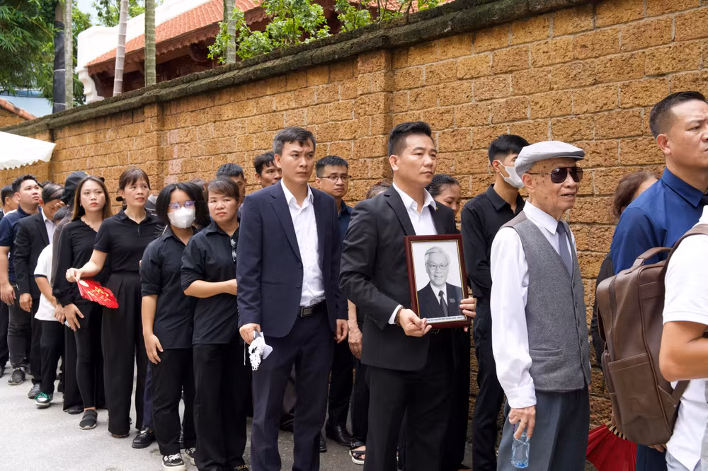 Chiều nay, 25/7, dòng người tới Lại Đà (Đông Hội, Đông Anh, Hà Nội) đợi viếng Tổng Bí thư Nguyễn Phú Trọng vẫn xếp thành một hàng dài.
