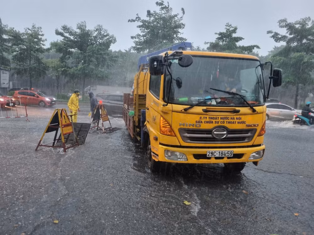 Mưa khiến một số tuyến phố Hà Nội ngập úng nhẹ.
