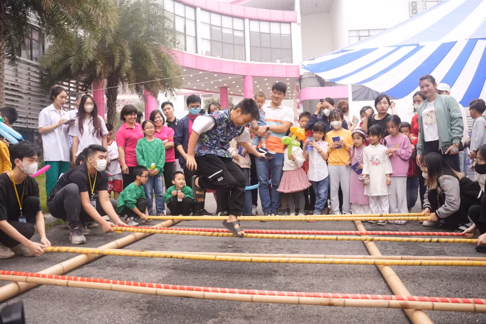 Các trò chơi dân gian: nhảy sạp, ô ăn quan, cướp cờ,... hấp dẫn nhiều bạn nhỏ tham gia