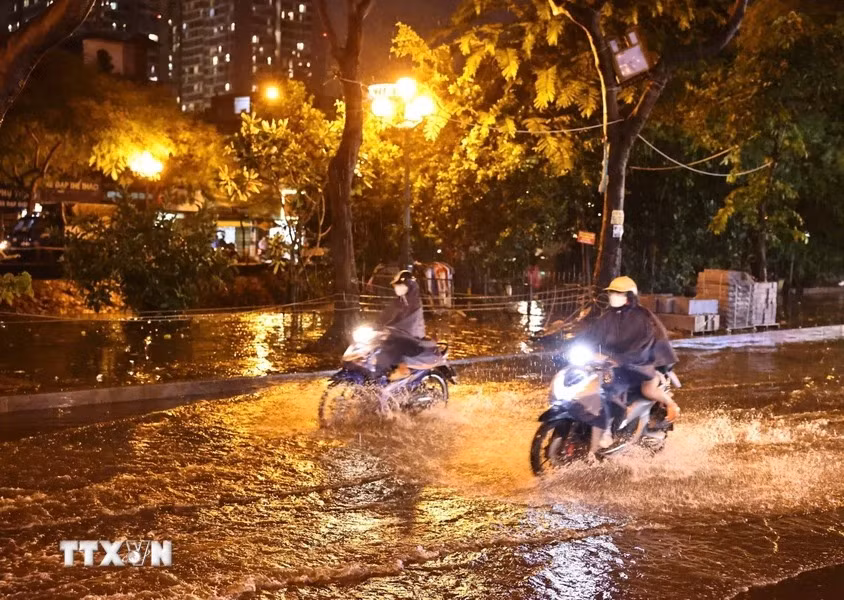 Ngập trên phố Kim Ngưu.