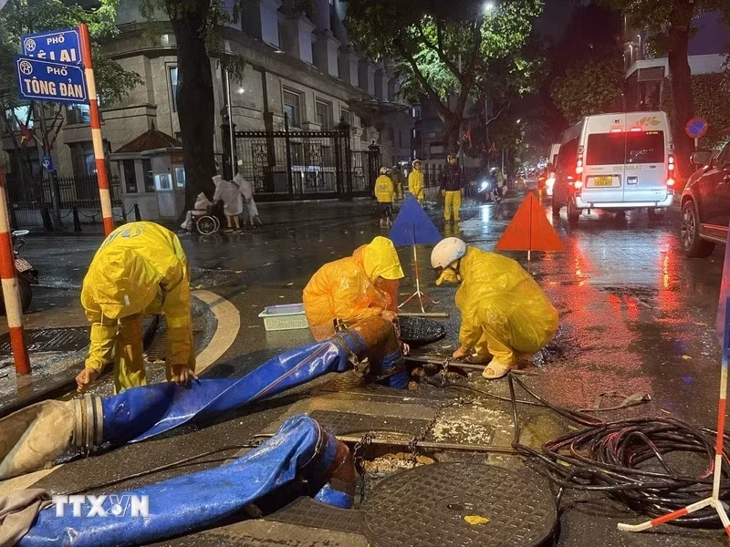 Công nhân thoát nước ứng trực tại ngã tư Tông Đản-Lê Lai.