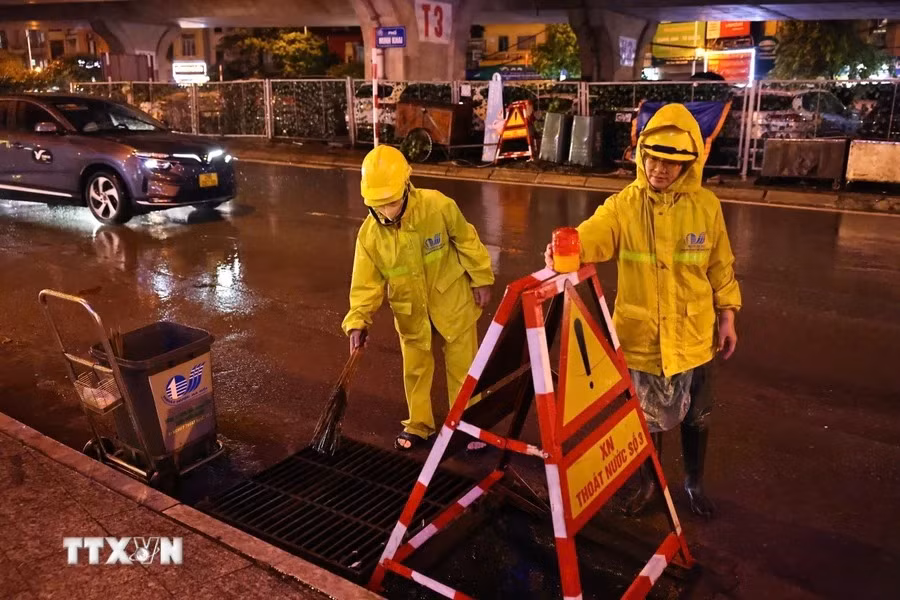 Công nhân Công ty thoát nước ứng trực trên phố Minh Khai, quận Hai Bà Trưng.