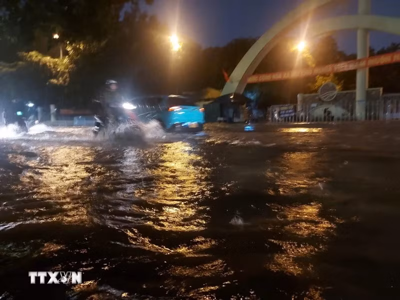 Ngập trên phố Trương Công Giai, quận Cầu Giấy.