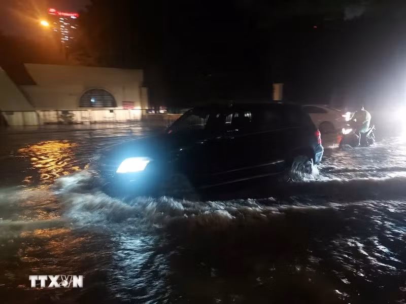 Ngập trên phố Trương Công Giai, quận Cầu Giấy.