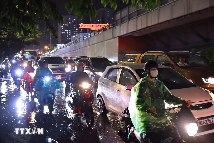 Mưa lớn gây ùn tắc giao thông trên phố Minh Khai.