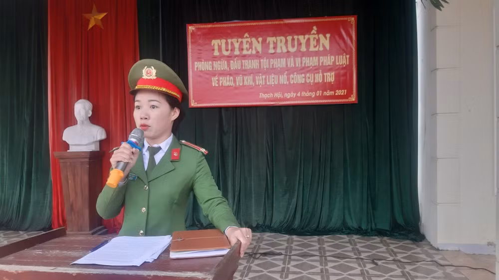 Thượng úy Thủy tuyên truyền tại cơ sở.