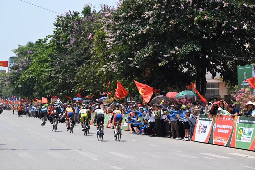 Không khí cuồng nhiệt tại thành phố Điện Biên Phủ khi đoàn đua về đích. Không khí cuồng nhiệt tại thành phố Điện Biên Phủ khi đoàn đua về đích.