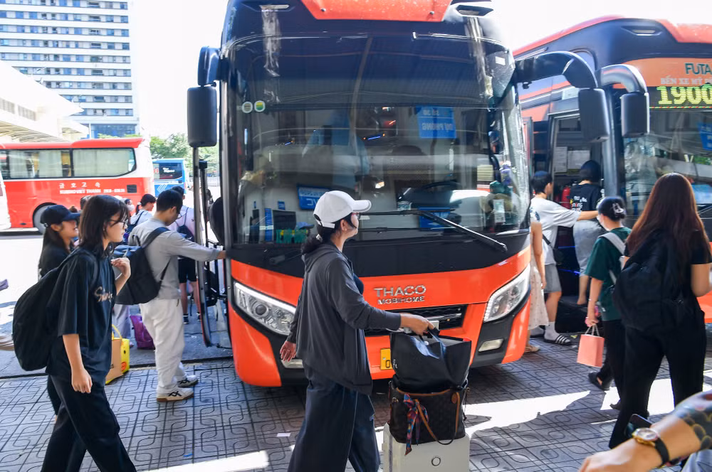 Hành khách ra xe về quê tại bến Mỹ Đình. Hành khách ra xe về quê tại bến Mỹ Đình.